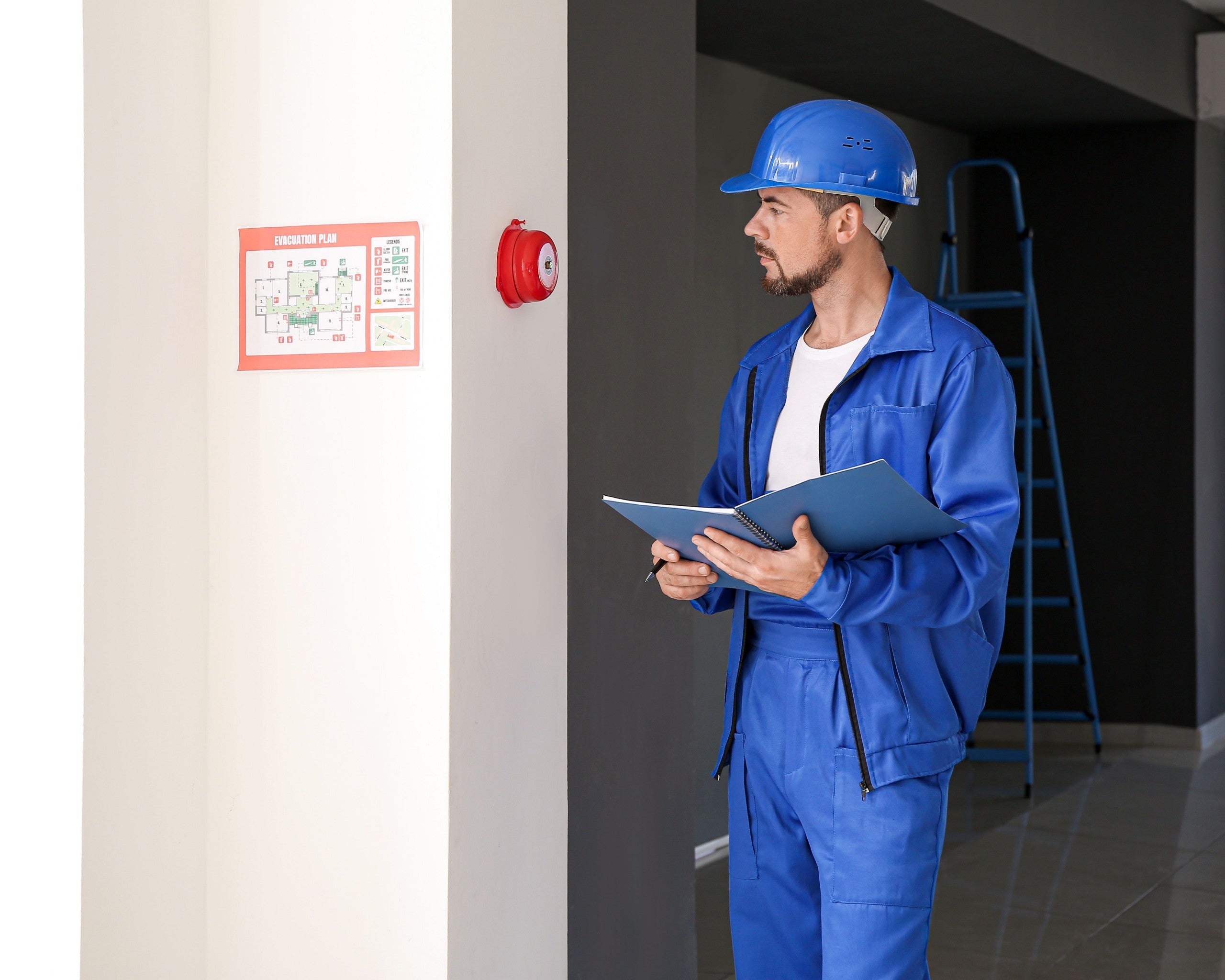 Avaliação de riscos em Higiene e Segurança no Trabalho, com verificação do plano de evacuação e equipamentos de segurança.