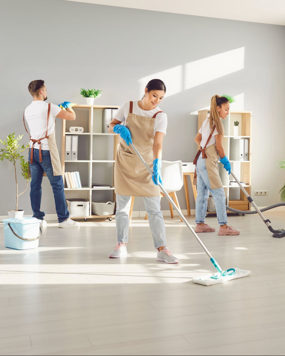 Utilização de produtos e equipamentos de limpeza profissional da Bioanalítica em ambiente empresarial, integrados com serviços de segurança e conformidade.