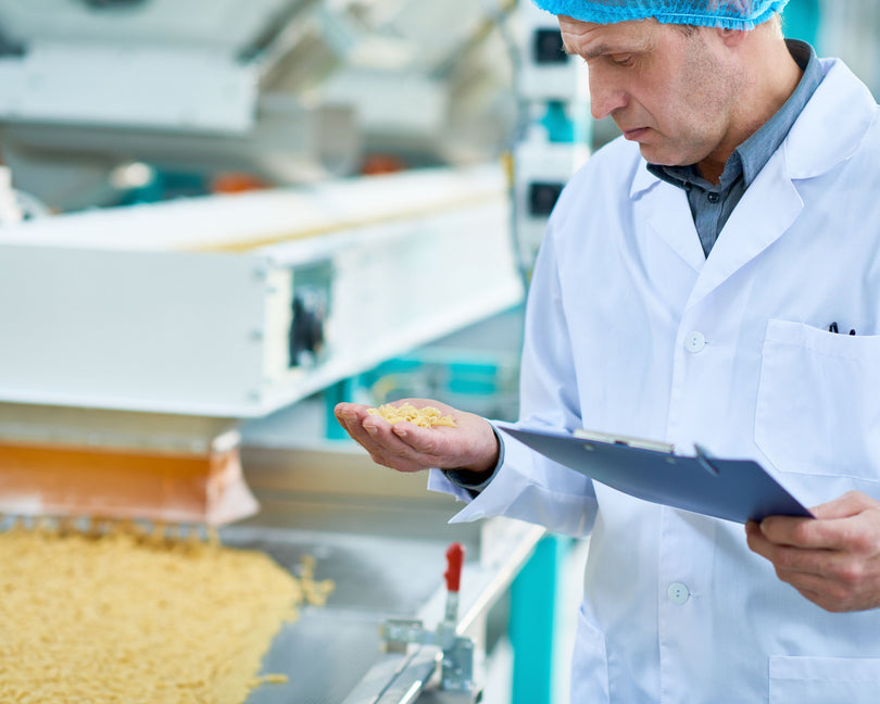 Segurança alimentar e HACCP com controlo de qualidade numa linha de produção da indústria alimentar.